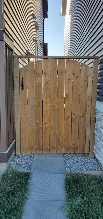 Delightful 1-Bedroom Private Suite In A New Home YYC Exterior foto