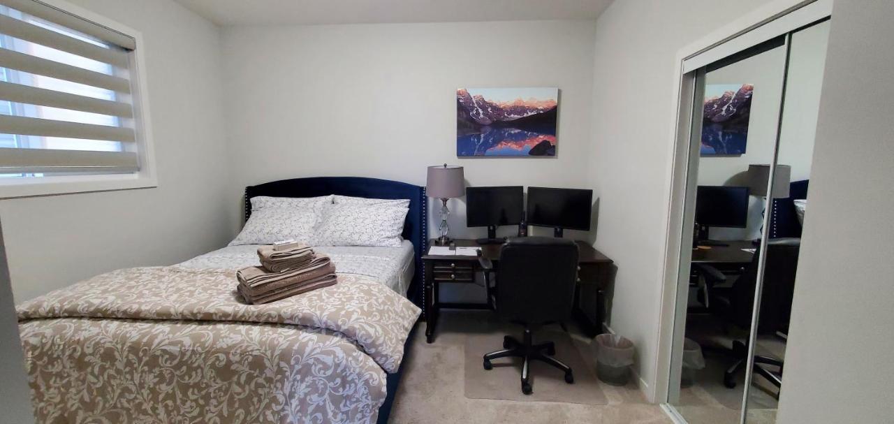 Delightful 1-Bedroom Private Suite In A New Home YYC Exterior foto
